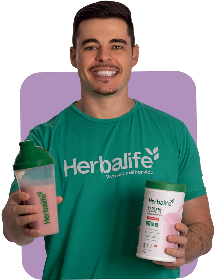 Homem sorrindo segurando shakeira e pote de Protein Complete